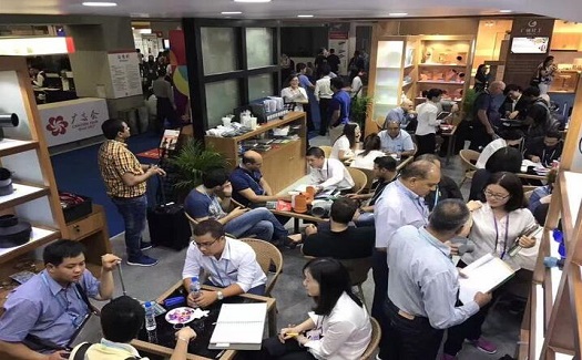 中非經(jīng)貿(mào)港工作人員赴廣交會(huì)為客戶提供外經(jīng)貿(mào)服務(wù)。附. 廣交會(huì)籌展時(shí)間安排