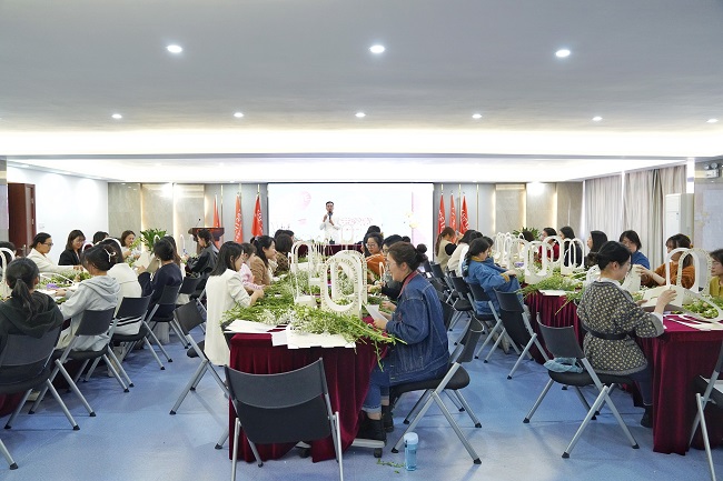 巧手展風(fēng)采 巾幗綻芳華|中非經(jīng)貿(mào)港舉辦“三八”婦女節(jié)插花手作活動